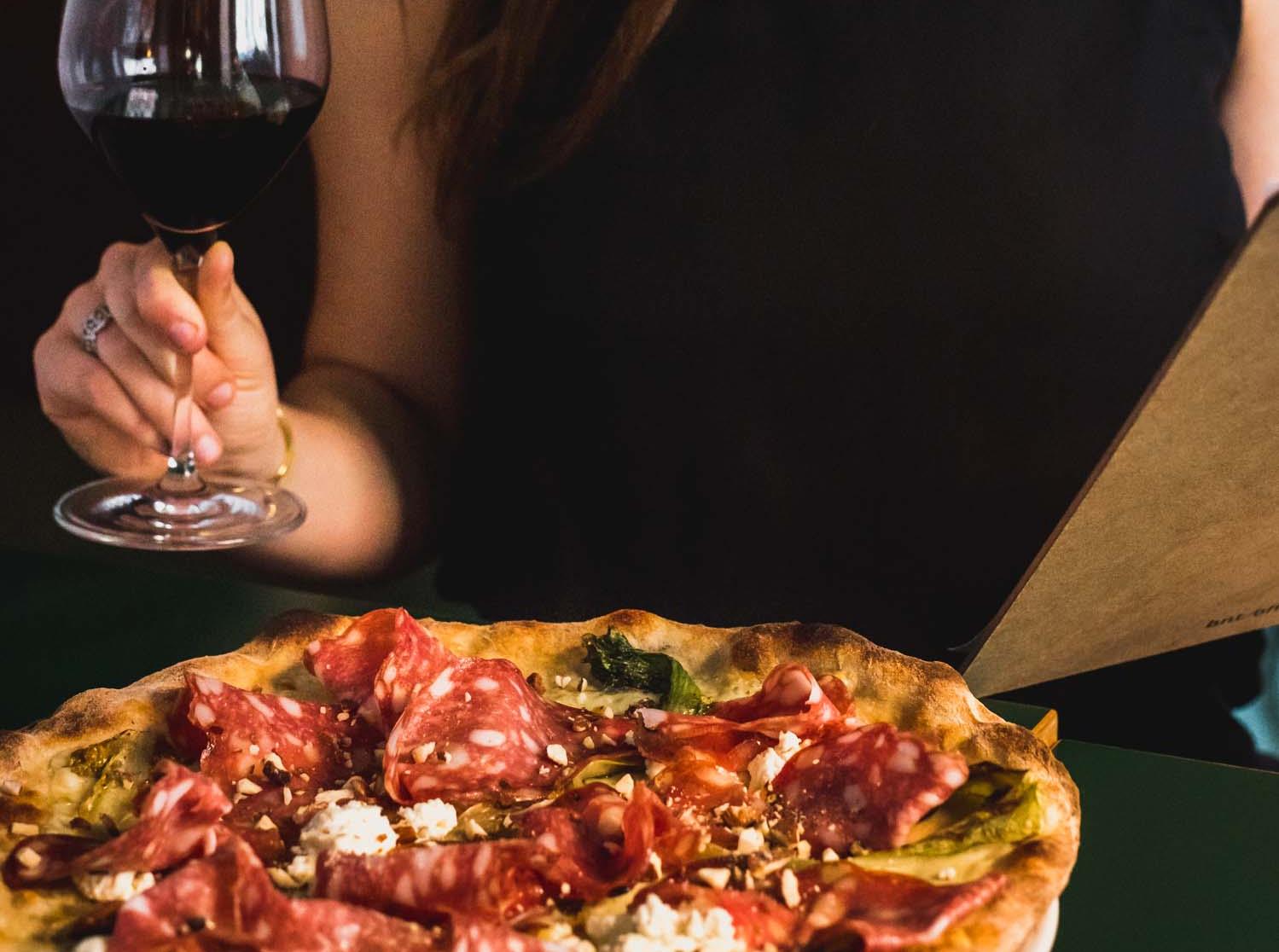 Hvad er Deep Pan Pizza? En ærlig vurdering fra en italiensk pizzaiolo